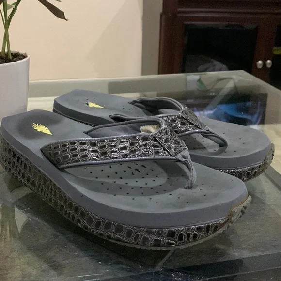 Volatile Shoes Volatile The Mini Croco Thong Wedge Sandal